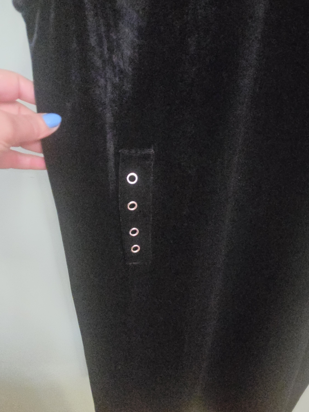 Lulu's Black Velvet Sleeveless Midi Shift Dress with Grommet Details - Picture 5 of 11
